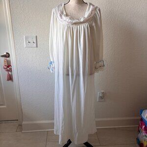 Vintage Miss Elaine ivory nightgown with lace and embroidered details size S